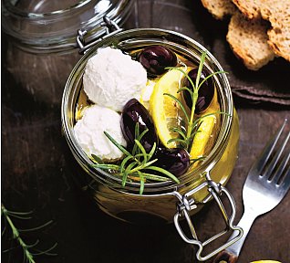 Nakládaný kozí sýr s olivami a citronem