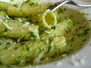 Špagety se špenátovým pestem