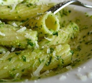 Špagety se špenátovým pestem