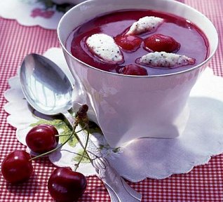 Studená třešňová polévka s makovými nočky