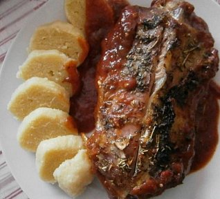 Jehněčí na bylinkách a rajčatech