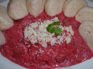 Křenová omáčka s řepou a masem