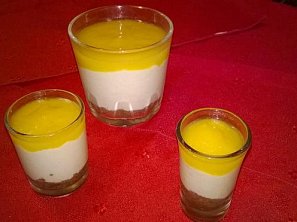 Bezvaječný nepečený mangový cheesecake ve skle Bezvaječný nepečený mangový cheesecake ve skle
