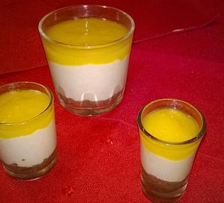 Bezvaječný nepečený mangový cheesecake ve skle Bezvaječný nepečený mangový cheesecake ve skle