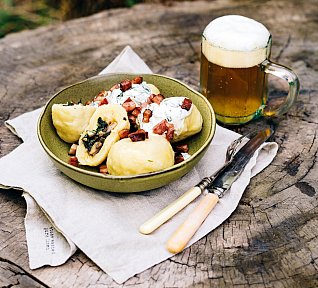 Bramborové knedlíky plněné špenátem a žampiony