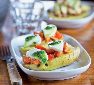 Plněné brambory s rajčaty a mozzarellou