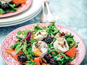 Salát s kozím sýrem a ostružinami