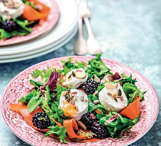 Salát s kozím sýrem a ostružinami