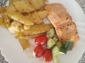 Marinovaný losos s pečeným bramborem a koprovým dipem