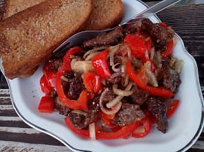 Hovězí nudličky s kapií a cibulí