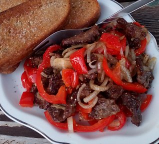 Hovězí nudličky s kapií a cibulí