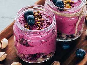 Smoothie bowl s borůvkami