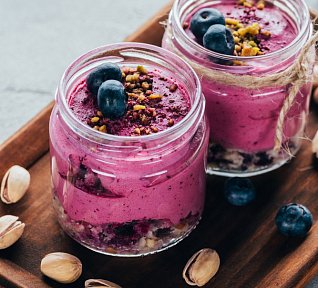 Smoothie bowl s borůvkami