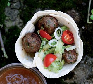 Masové šišky (kebaby) v chlebové placce