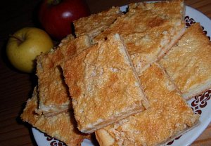 Jablečný koláč se smetanovou polevou