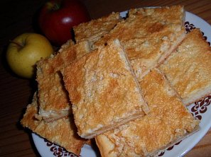 Jablečný koláč se smetanovou polevou