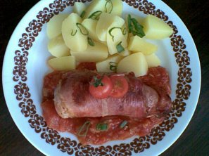 Plněná prsa v parmské šunce na rajčatech