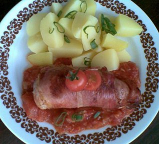 Plněná prsa v parmské šunce na rajčatech