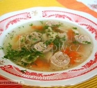 Kuřecí vývar s ořechovými nudlemi