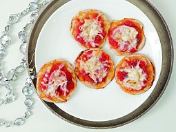 Minipizzy s rajčaty, šunkou a sýrem