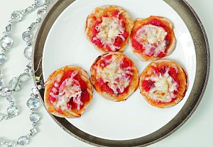 Minipizzy s rajčaty, šunkou a sýrem