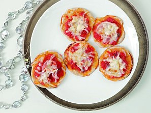 Minipizzy s rajčaty, šunkou a sýrem