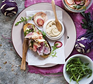 Hovězí sendvič s nakládanými kedlubnami