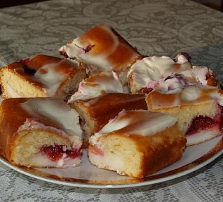 Pudinkový koláč s ovocem