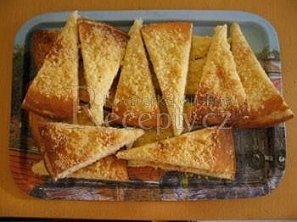 Kynutý koláč s drobenkou plněný po upečení Kynutý koláč s drobenkou plněný po upečení