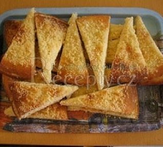 Kynutý koláč s drobenkou plněný po upečení