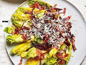 Salát little gem se slaninou a parmazánem