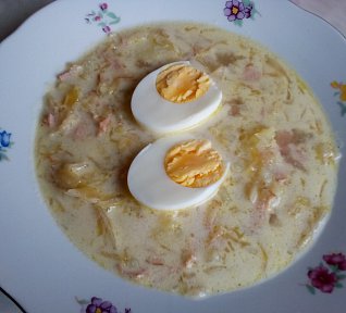 Kyselica se šunkou od kosti a vejcem