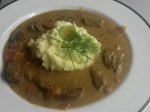 Hovězí nudličky se šalotkami, rajčaty a koprem