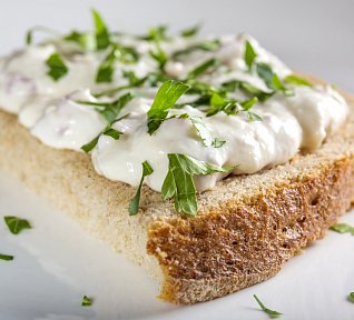 Křenová pomazánka se salámem