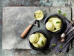 Zmrzlina ze zeleného čaje s karamelizovanými ořechy