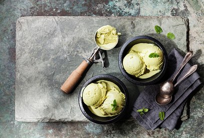 Zmrzlina ze zeleného čaje s karamelizovanými ořechy