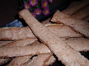 Křehké ořechové tyčinky z listového těsta