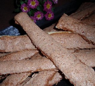 Křehké ořechové tyčinky z listového těsta