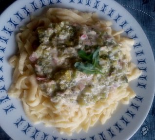 Špecle s brokolicovou omáčkou