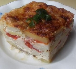 Zapečené brambory s květákem a rajčaty