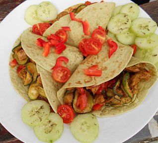 Tortilly s masovo-zeleninovou směsí