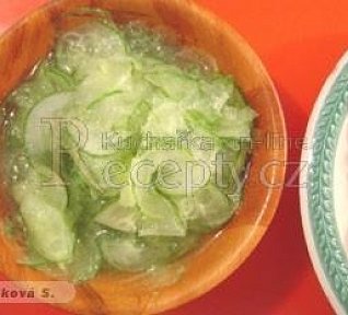 Pikantní okurkový salát