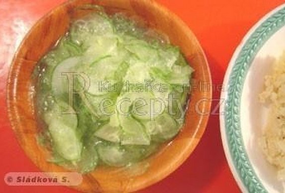 Pikantní okurkový salát