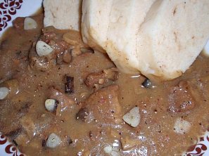 Česnekovo-houbový guláš