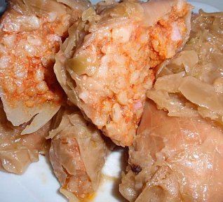 Kroupové holubce v bešamelu - plněné zelné listy