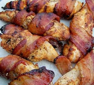 Sladko-pálivé kuřecí kousky obalené ve slanině