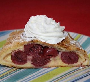 Tvarohovo-višňový závin