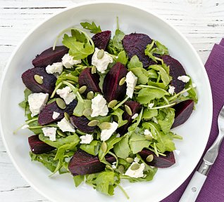 Salát z červené řepy s kozím sýrem a sýrovým pečivem