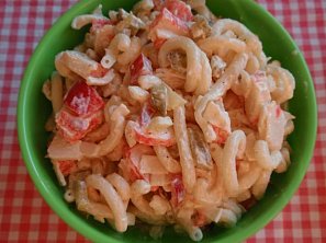 Surimi salát se semolinovými těstovinami