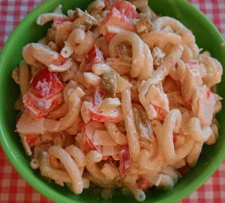 Surimi salát se semolinovými těstovinami